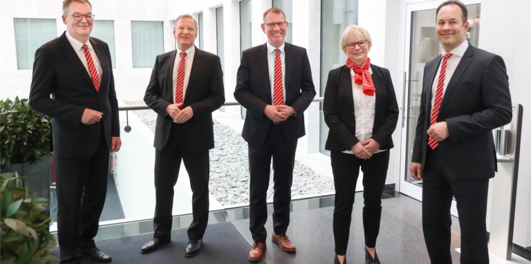 Jörg Busatta, Ulrich Bartscher, Dirk Schaufelberger, Brigitte Mittrop und Peter Orth haben die Fusion der Sparkassen Schwerte und Dortmund vollzogen.