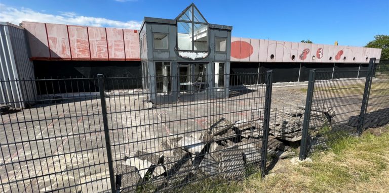 Der neue Zaun am ehemaligen Fitness-Studio an der Erich-Ollenhauer-Straße fiel bereits auf. Weitere Änderungen, auch an der Fassade, sollen folgen.