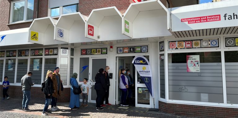 Kurz vor Ladenschluss noch schnell ein 9-Euro-Ticket holen: Kunden warten am Mittwochnachmittag vor der VKU-Geschäftsstelle „Fahrtwind“ an der Kirchstraße.