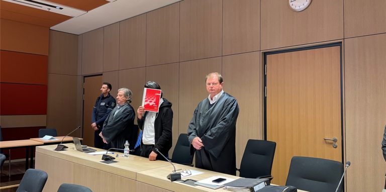 zeigt den angeklagten Wattenscheider Unternehmer (Mitte), rechts daneben Verteidiger Jan-Henrik Heinz, links daneben Verteidiger Reinhard Peters.