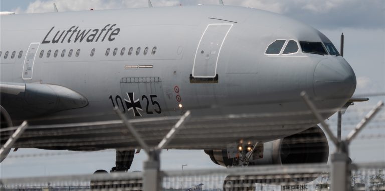Ein Medevac-Airbus der Luftwaffe, der Verletzte aus der Ukraine zur Weiterbehandlung nach Deutschland gebracht hat, rollt auf dem Flughafen.