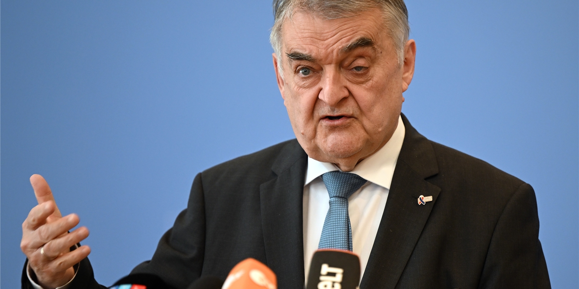 Herbert Reul (CDU), Innenminister von Nordrhein-Westfalen, beantwortet die Fragen von Journalisten.
