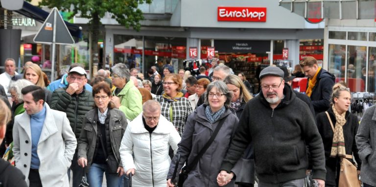 Wie viele Schwerter gibt es? Das ist unklar. Diese Szene entstand vor der Corona-Pandemie an einem Brezelmarkt-Wochenende.