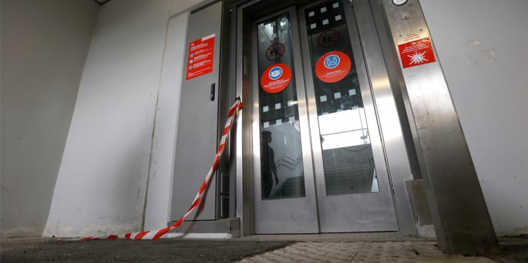 Ein Flatterband am Aufzug in der Unterführung zwischen den Bahnsteigen. Es weist auf den Defekt hin, den die Maschinen durch Starkregen erlitten haben.
