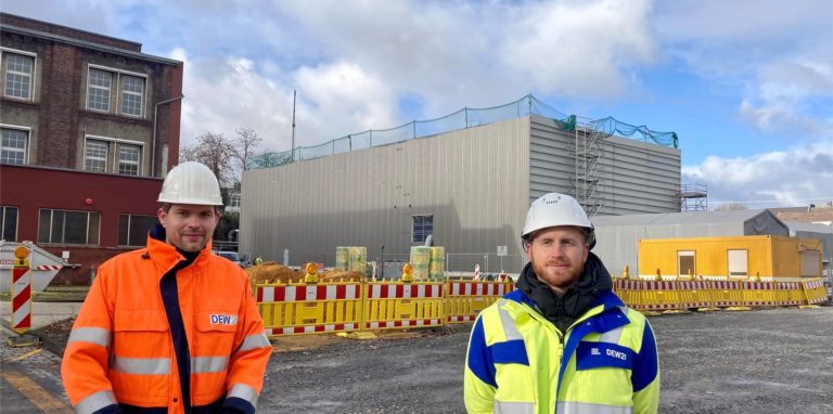 Bastian Stegemann und Alexander Kampmann kümmern sich bei DEW21 um die Wärmeversorgung und den Bau der neuen Energiezentrale an der Weißenburger Straße.