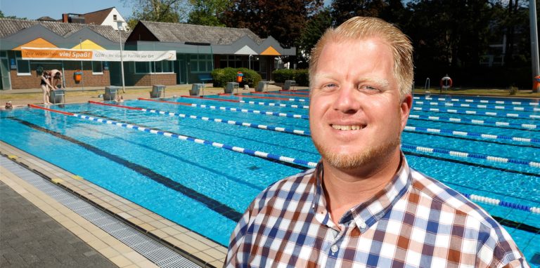 Bäderleiter Sven Holtsträter hat mitgewirkt an der Planung fürs Sesekebad. Er steht vor dem 50-Meter-Becken, das auch im neuen Schwimmbad ins Wasser lockt. Allerdings wird es ganz neu gemacht – mit einem langlebigen Edelstahlbecken.