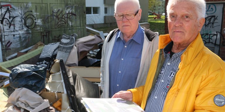 Peter Kunske (r.) und Horst Dinter vor der wilden Müllhalde an der Blumenstraße. Mehrfach haben sie die Behörden eingeschaltet, damit etwas gegen den Abfall getan wird.