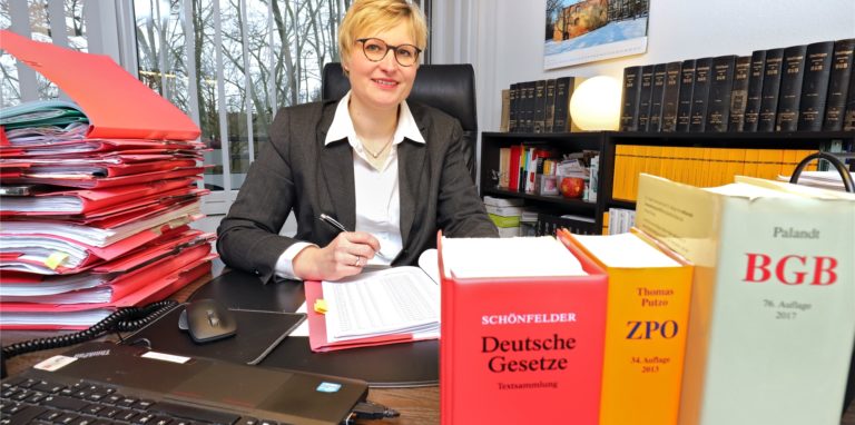 Die Rechtsanwältin und Notarin Barbara Düllmann hat ihren Schwerpunkt unter anderem im Bereich Vertragsrecht. Eheverträge gehören also zu ihrem Arbeitsalltag.