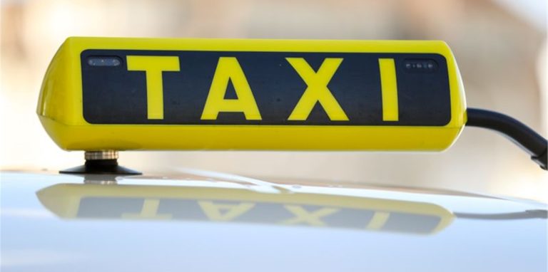 Taxis, die elektrisch fahren, könnten am alten Markt für bessere Luft sorgen. Die Stadtverwaltung prüft zurzeit, ob sie dafür die Voraussetzungen schaffen kann.