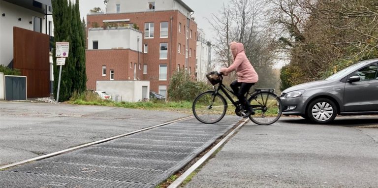 Die Überquerung der Straße im Defdahl ist einer von zwölf Knotenpunkten an der Strecke des Hoesch-Hafenbahn-Wegs.