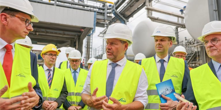 Wirtschaftsminister Robert Habeck (Die Grünen) im Chemiepark Leuna. Am 1300 Hektar großen Chemiestandort Leuna sind bisher laut Betreibergesellschaft Infraleuna Öl und Gas die Energie- und Rohstoffbasis. In den Firmen arbeiten 12.000 Menschen.