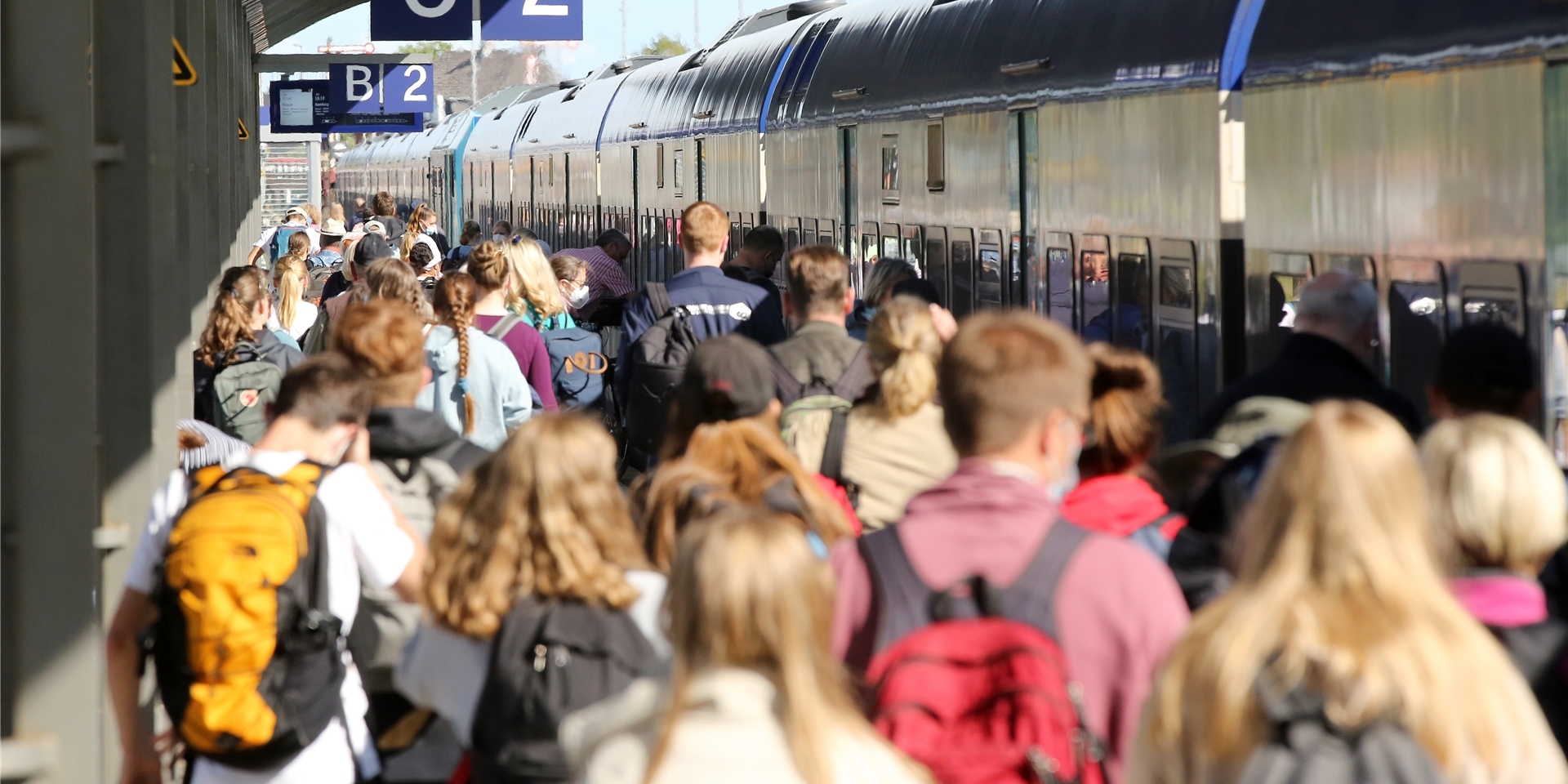 Reisende gehen am Bahnhof Westerland (Sylt) zu einem Zug in Richtung Hamburg-Altona. Das 9-Euro-Ticket soll ab heute dabei helfen, die Menschen in Deutschland dauerhaft zum Umstieg auf die Bahn zu bewegen.