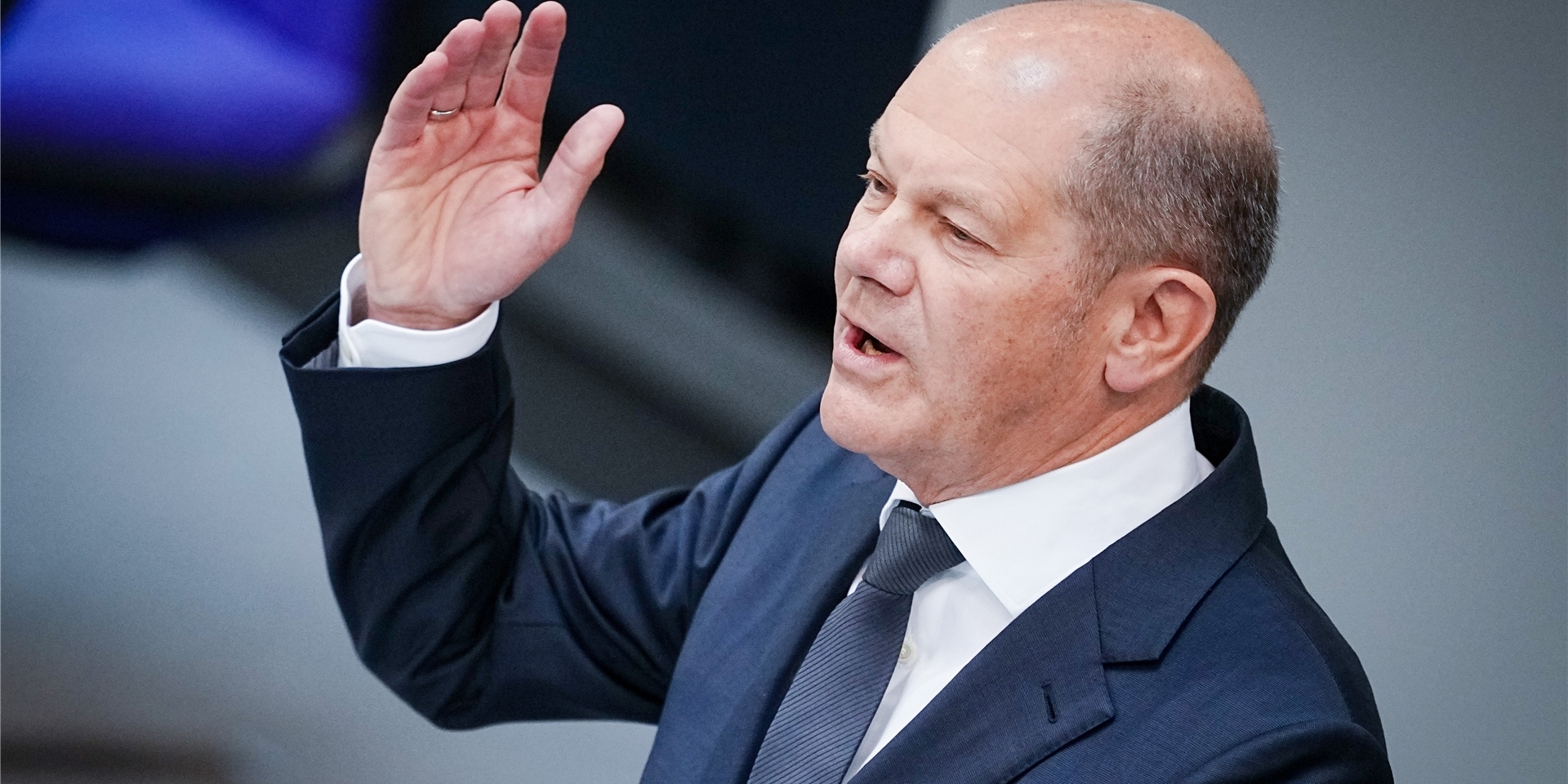 Bundeskanzler Olaf Scholz (SPD) spricht in der Generaldebatte der Haushaltswoche im Bundestag. Der Bundestag stimmt in zweiter Beratung über den Etat 2022 ab