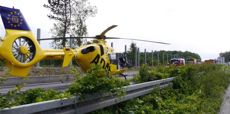 Ein Rettungshubschrauber des ADAC landete auf der A43-Fahrbahn in Fahrtrichtung Münster. Gegen 13.25 Uhr startete er den Rückflug.