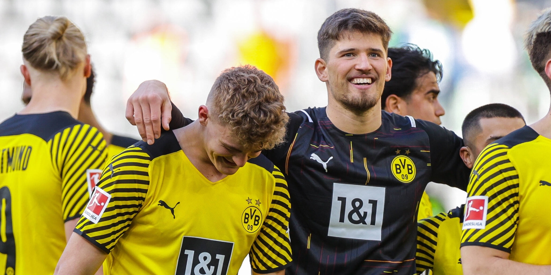 BVB-Keeper Gregor Kobel jubelt gemeinsam mit Youngster Tom Rothe (l.) nach dem Sieg gegen Wolfsburg.