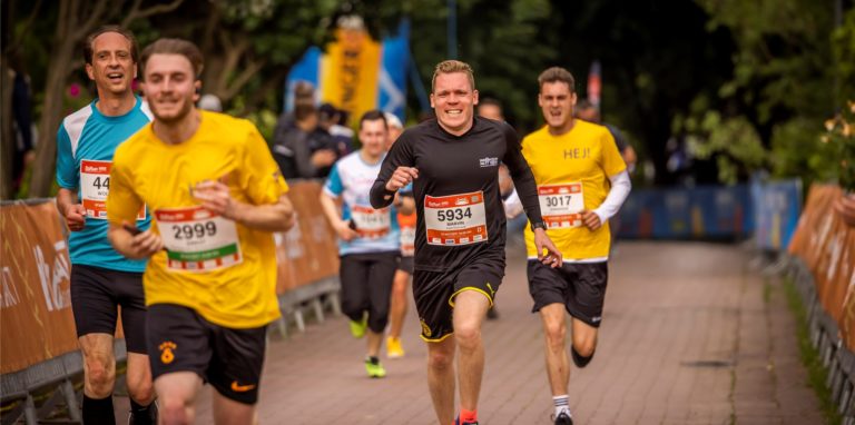 Fast im Ziel – und meistens mit guter Laune. Rund 7500 Frauen und Männer gingen an den Start und liefen dann 5,5 Kilometer.
