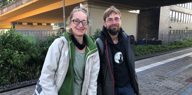Martina Schilke und Manuel Rutt standen am Mittwochmorgen (1.6.) auf dem Bahnsteig in Hörde, um sich per 9-Euro-Ticket auf den Weg Richtung Sylt zu machen