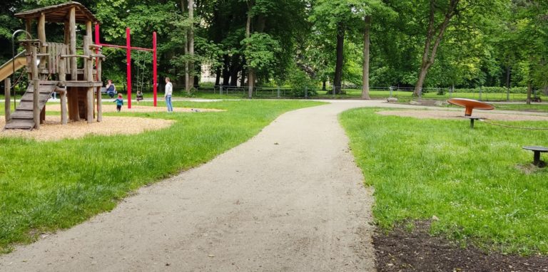 Keine Mülleimer sind rund um den Spielplatz im Schlosspark zu sehen.