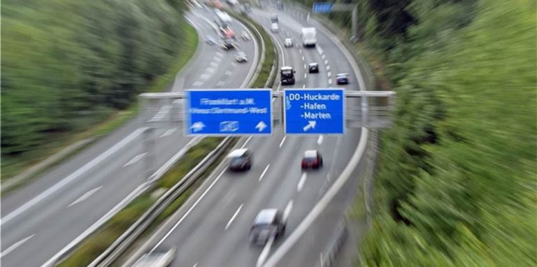 Für Autofahrer könnte es demnächst zu Verzögerungen kommen, auf der A40 wird die Bepflanzung auf dem Mittelstreifen geschnitten.