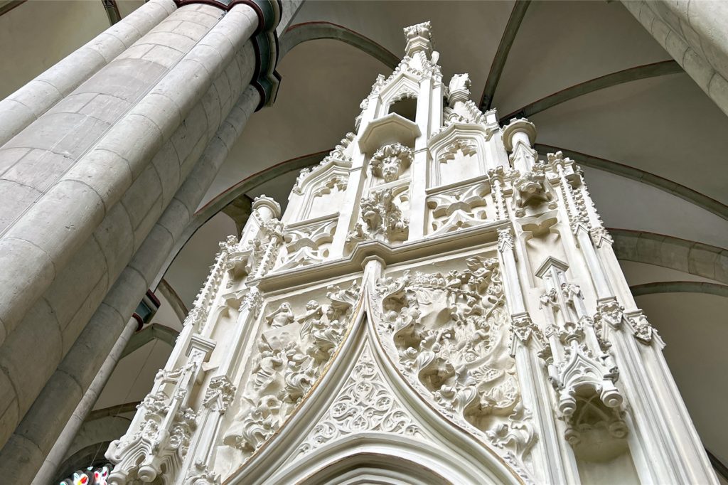 Ein Papst schmort in der Hölle: Allein die Rückseite dieses fast acht Meter hohen Altarretabels enthält interessante Details für alle, die ganz genau hinsehen. Ein Papst schmort in der Hölle: Allein die Rückseite dieses fast acht Meter hohen Altarretabels enthält interessante Details für alle, die ganz genau hinsehen.