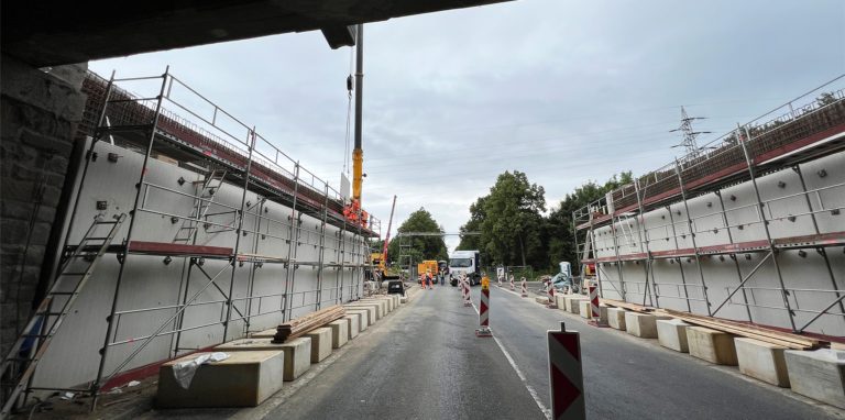 Kein Fahrzeug mehr auf der Münsterstraße in Höhe der Brückenbaustelle: Ab 18 Uhr ist am heutigen Donnerstag gesperrt.