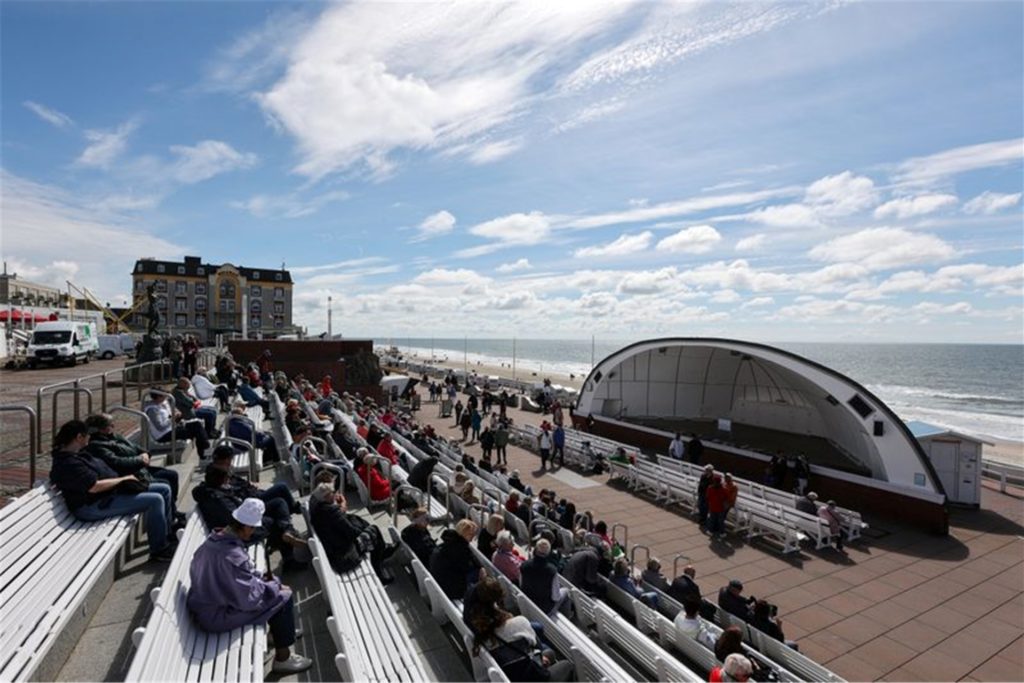 Besucher verweilen auf der Kurpromenade von Westerland vor der «Musikmuschel».
