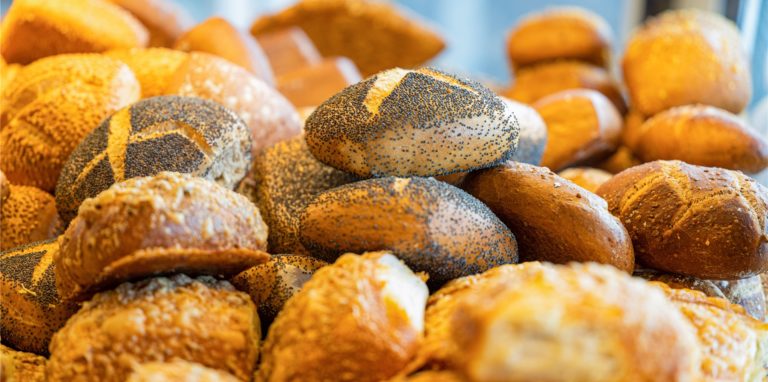 Wer an Pfingsten Lust auf frischen Brötchenduft hat, muss darauf nicht verzichten. Viele Bäckereien haben geöffnet.