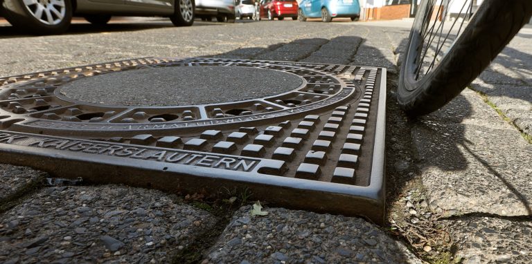 Der Gullydeckel auf der Kämerstraße hat auf einer Seite einen so großen Abstand zum Kopfsteinpflaster, dass Radler, die mit dem Rad hineingeraten, stürzen können.