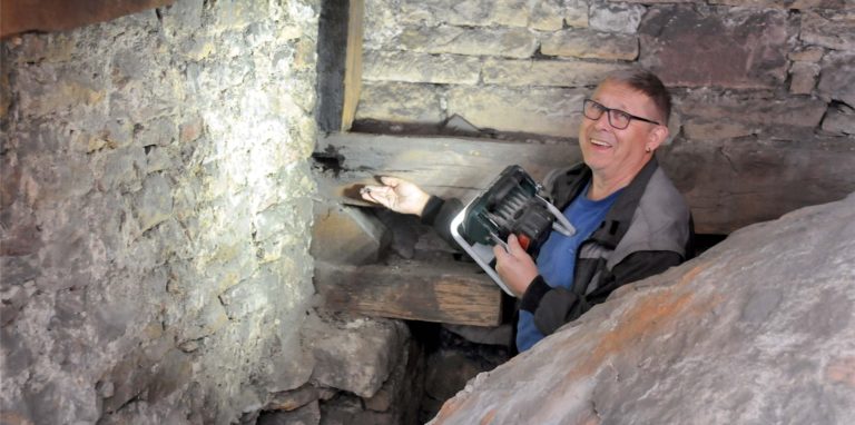 In dem Gewölbe links vom Kirchturm entdeckte Denkmalpfleger Peter Barthold das Brandloch in dem Querbalken des Dachstuhls und den rußgeschwärzten senkrechten Balken darüber. Es sind Zeugnisse des großen Stadtbrands von 1669.