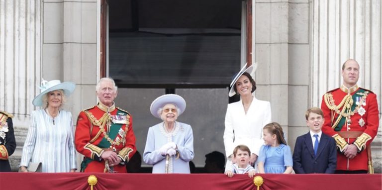 Die Monarchin und ihre Familie schauen vom Palast aus in den Himmel.