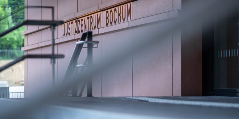 Nordrhein-Westfalen, Bochum: An der Treppe stehen beim Landgericht die Wörter: «Justizzentrum Bochum» in Stein gemeißelt.