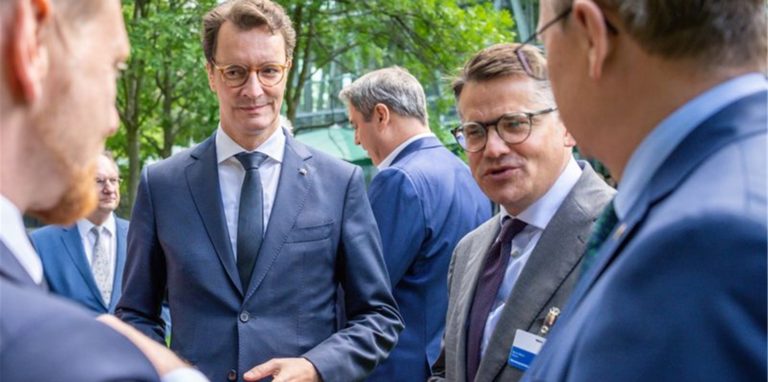 Michael Kretschmer (l-r), Hendrik Wüst, Boris Rhein und Bodo Ramelow stehen im Garten der Landesvertretung von NRW.
