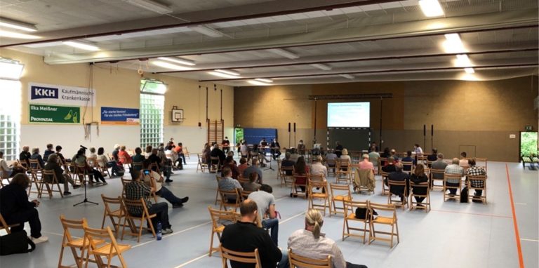 Ein Teil der Mehrzweckhalle Dellwig, hier bei einer Infoveranstaltung zum Baugebiet Buhrlande, wird derzeit für Geflüchtete freigehalten.