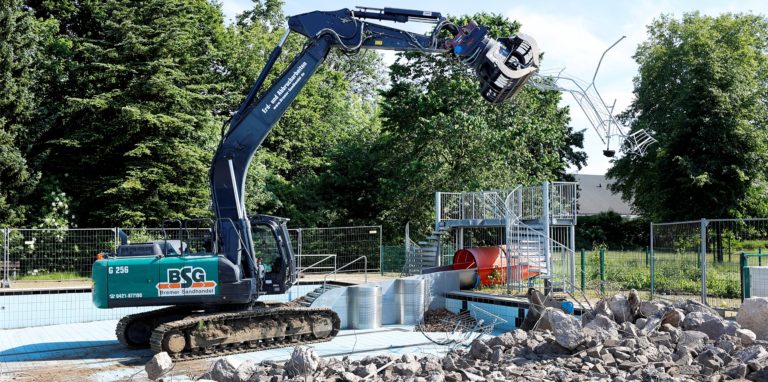 Der Abriss des Freibades läuft. Dieser Bagger zerlegt gerade die große Rutsche, die früher im Heerener Spaßbad stand.