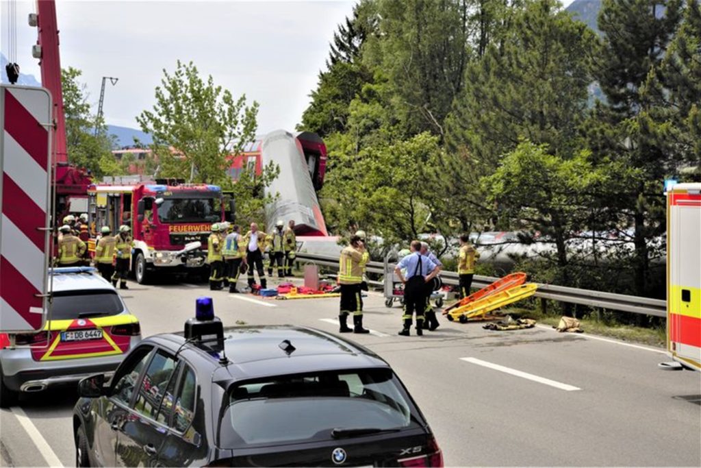Bei dem Zugunglück sind drei Waggons umgekippt. Bei dem Zugunglück sind drei Waggons umgekippt.