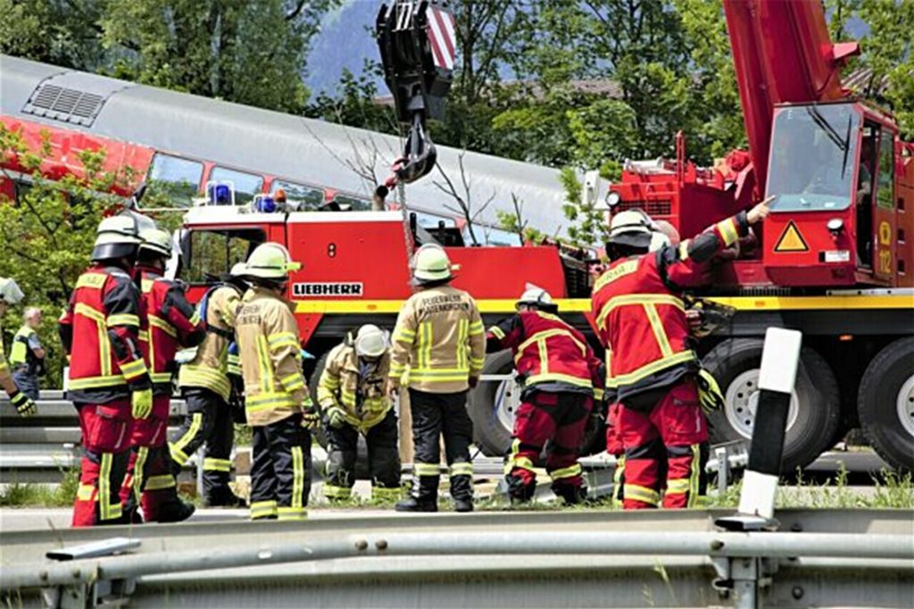 Zahlreiche Einsatz- und Rettungskräfte sind nach einem schweren Zugunglück im Einsatz. Zahlreiche Einsatz- und Rettungskräfte sind nach einem schweren Zugunglück im Einsatz.
