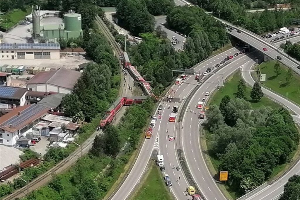 Zahlreiche Einsatz- und Rettungskräfte sind nach einem schweren Zugunglück im Einsatz (Luftaufnahme aus einem Rettungshubschrauber). Zahlreiche Einsatz- und Rettungskräfte sind nach einem schweren Zugunglück im Einsatz (Luftaufnahme aus einem Rettungshubschrauber).