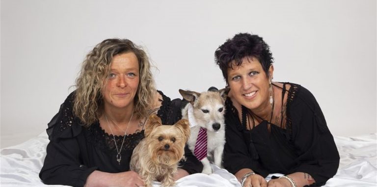 Stephanie Weischede (r.) liebt ihre Hunde über alles und hofft, dass auch allen anderen Tierbesitzern der Zugang zu schneller tiermedizinischer Hilfe erleichtert wird.