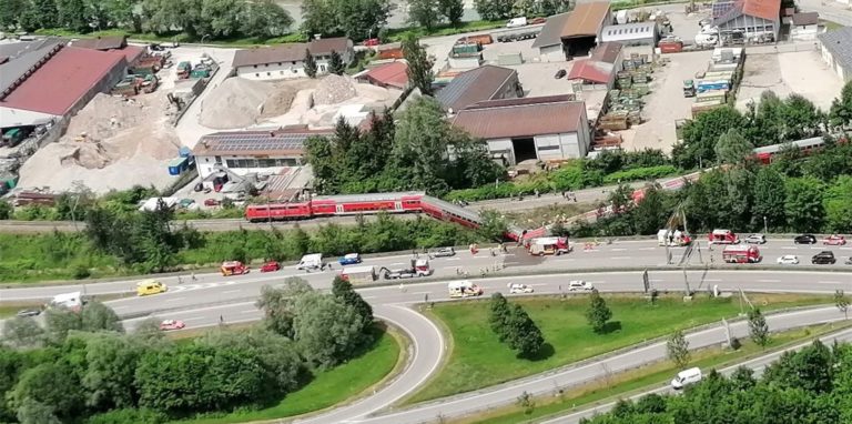 Zahlreiche Einsatz- und Rettungskräfte sind nach dem schweren Zugunglück im Einsatz.