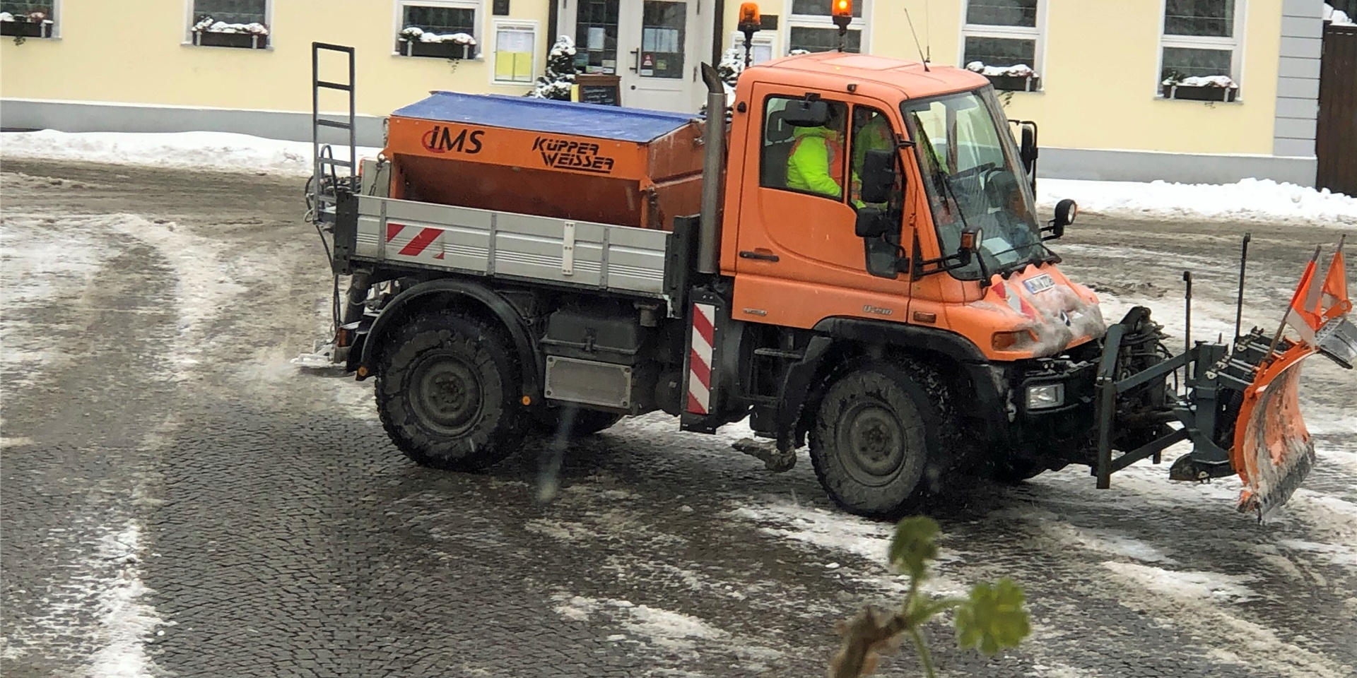 Ein Räumfahrzeug auf Schnee