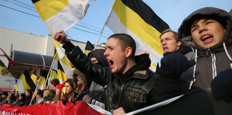 Teilnehmer eines Marschs der Russischen Reichsbewegung in Moskau.