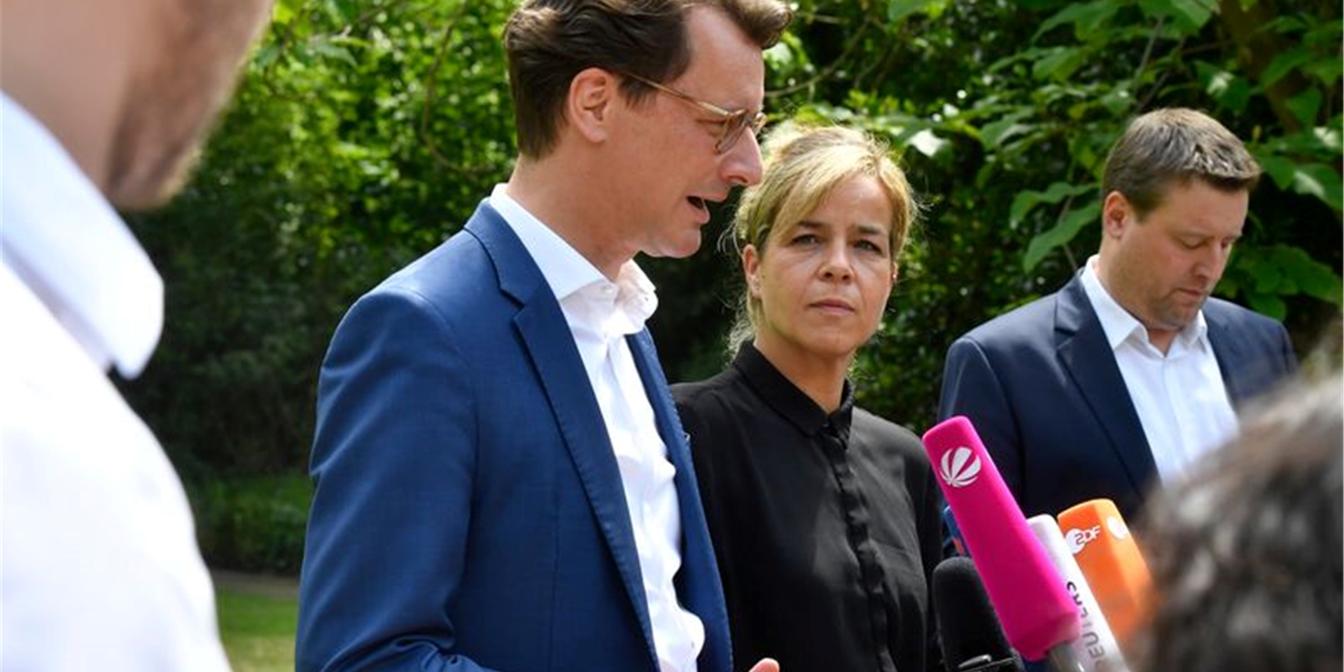 Ministerpräsident Hendrik Wüst (CDU) und Mona Neubaur geben ein kurzes Pressestatement.