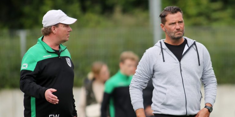 Sölde-Trainer Marco Nagel (r.) steht am Spielfeldrand.