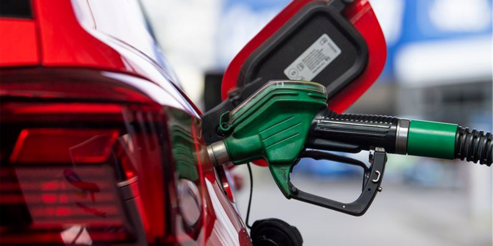 Eine Tankstelle in Berlin. Bis Ende August wird der Steuersatz für Benzin um fast 30 Cent, für Diesel um gut 14 Cent gesenkt – doch nicht alle profitieren gleich, zeigt eine neue Studie.