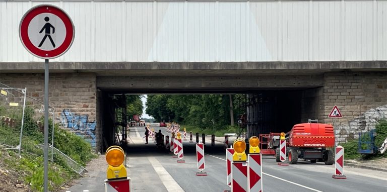 Die gesperrte Münsterstraße (B233) am Samstagmittag in Höhe der Brückenbaustelle an der A2.