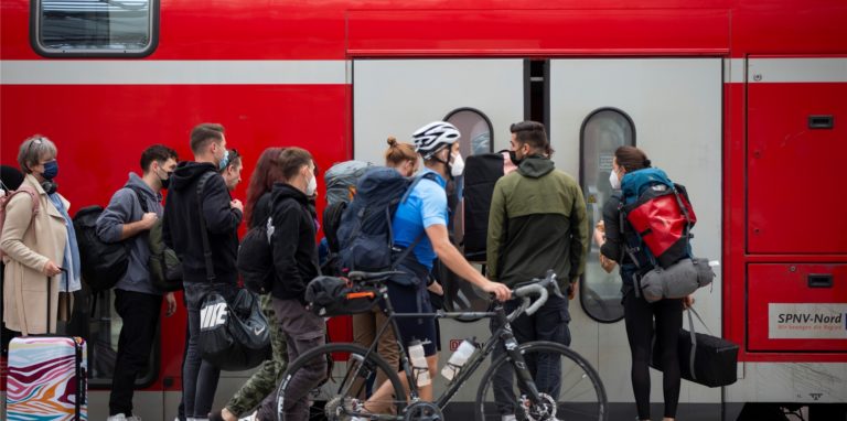 Fahrgäste steigen am Hauptbahnhof an Pfingstsamstag in ihren ihren Zug ein. Durch das 9-Euro-Ticket wird mit mehr Verkehr gerechnet. Pfingstreiseverkehr nach dem Beginn der Aktion 9-Euro-Ticket.