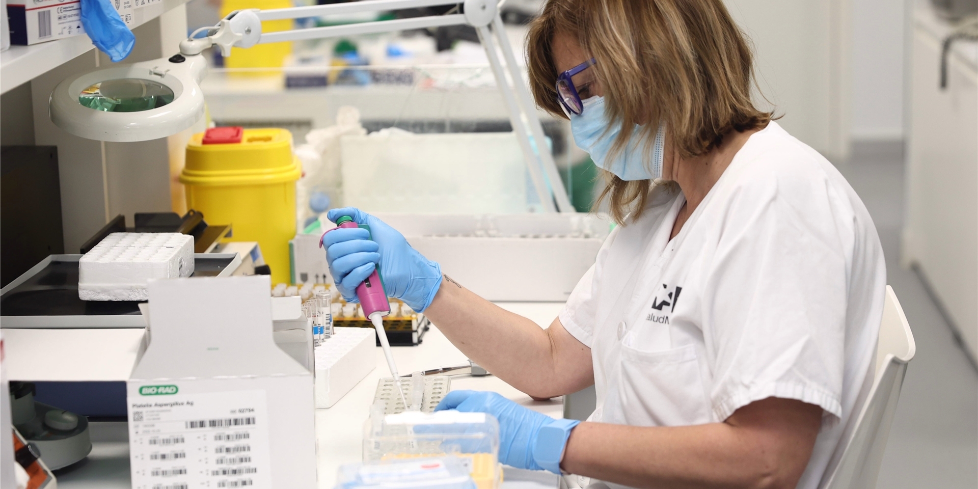 Eine Labortechnikerin arbeitet mit PCR-Tests zur Erkennung des Affenpockenvirus im mikrobiologischen Labor des öffentlichen Krankenhauses Gregorio Maranon in Madrid.