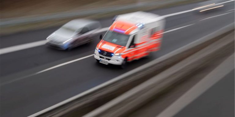 Ein schwer verletzter Autofahrer wurde erst Stunden nach Unfall aufgefunden.