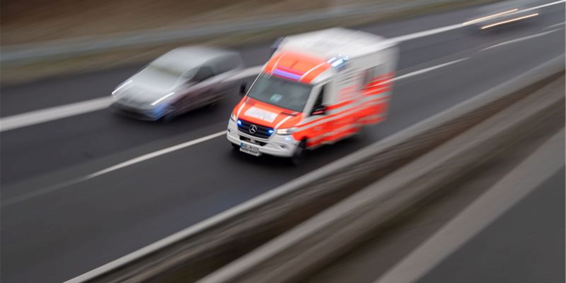 Ein schwer verletzter Autofahrer wurde erst Stunden nach Unfall aufgefunden.