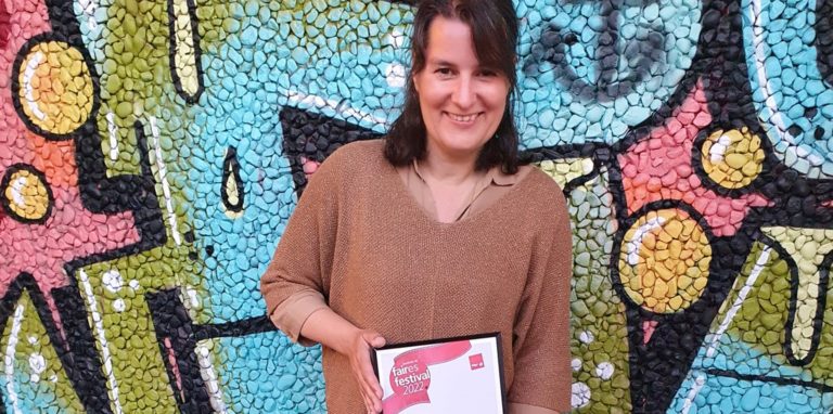 Sonja Hofmann, künstlerische Leiterin des Kinofests Lünen, nahm in Hamburg beim Kurzfilm Festival die Auszeichnung als „Faires Festival“ von Verdi entgegen.